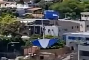 Зонт упал на электрические провода и "испарился"