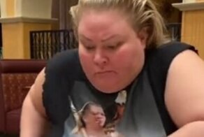 Суровая расправа над тараканом