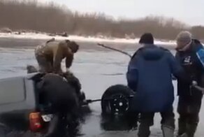 "Тут мелко!": на Камчатке двое рыбаков погибли, пытаясь пересечь реку на внедорожнике