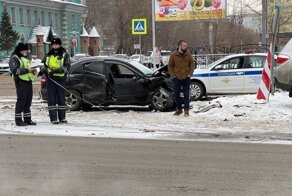 Авария дня. Неудачная попытка проскочить перекресток на "красный"