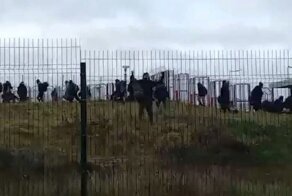 Группа мигрантов из Белоруссии прорвалась через ограждение в Польшу
