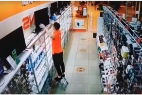 Плохой день неосторожного сотрудника магазина