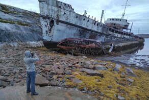 Заброшенная плавучая база для подводных лодок ПБ-24. Последняя в России