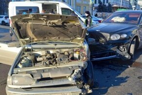 Дорогое ДТП: в Екатеринбурге столкнулись Bentley и ВАЗ