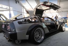 Широкий и низкий DeLorean в стиле киберпанк с выставки SEMA 2021