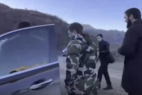 Мелочь, а приятно: в окружении Кадырова обнаружили человека, который подсаживает президента Чечни в авто