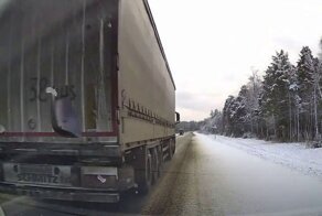 Фуру вынесло на встречную полосу в Красноярском крае