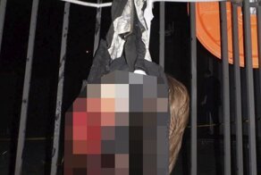 Молодая девушка разделилась пополам, выпрыгнув с окна высотки