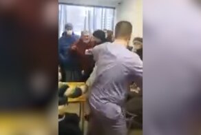 "Вы с восьми должны работать!": врач больницы не вытерпела критики пациентов и полезла в драку