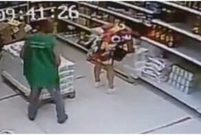 Похотливый сотрудник магазина заглянул под платье покупательнице