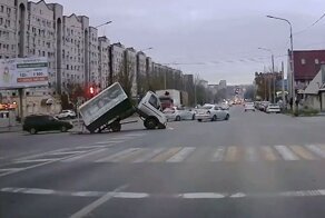 Трансформер на колесах: в центре Волгограда грузовая «ГАЗель» сломалась пополам