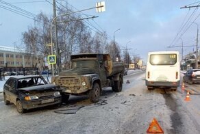 В Йошкар-Оле столкнулись маршрутка, самосвал и легковушка