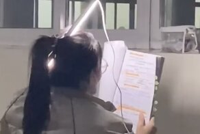 Студентка из Китая нашла гениальный способ чтения в темноте