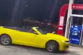 Рискованный дрифт: темнокожая женщина на Chevrolet Camaro крутит "пончики" между бензоколонками