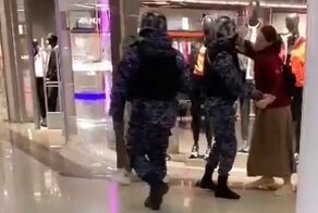 Особо опасна: женщина подралась с росгвардейцем в торговом центре