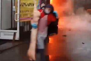 И смех, и грех: во время пожара сотрудники магазина стали спасать самое ценное