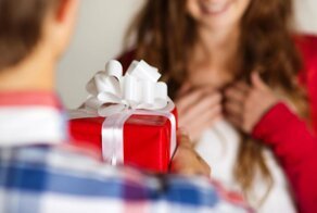 "У мужчин - член, у женщин - вагина": девушка объясняет, кто и почему должен дарить подарки