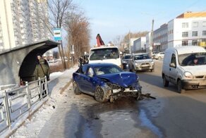Авария дня. В Свердловской области вылетевший на остановку автомобиль сбил женщину