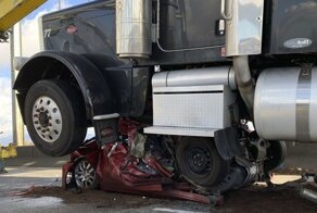 Женщина чудом отделалась легкими травмами после того, как ее автомобиль расплющил грузовик
