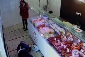 Никакого сочувствия: продавщица решила, что переложить колбасу важнее, чем помочь упавшей бабушке