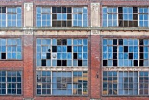 Что такое теория разбитых окон и как она объясняет нарушения правопорядка