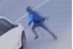 Школьники решили пощекотать себе нервы, перебегая дорогу в неположенном месте