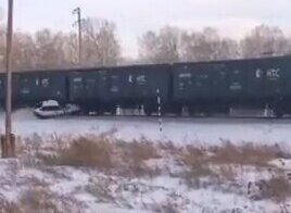В Алтайском крае поезд несколько километров тащил легковушку