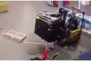 Доска победила водителя погрузчика