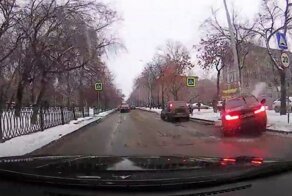 В Екатеринбурге быстрый водитель BMW влетел в столб