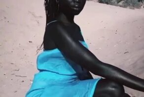 Девушка с угольно-черным цветом кожи