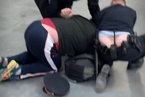 "Вы чё творите?": в аэропорту Питера за отказ надеть маску жестко задержали заслуженного тренера РФ по плаванию