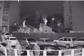 Житель дома вылил ведро воды на орущую под окнами пьяную компанию