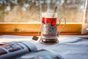 Не с того начал: российский проводник украл 27 металлических подстаканников, чтобы продать