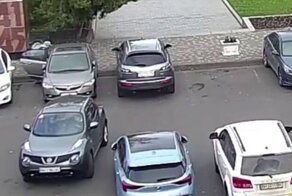 Неопытная автомобилистка пыталась припарковаться, но столкнула чужой автомобиль с лестницы