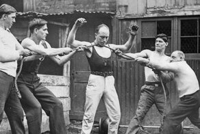 Первые силачи и их невероятные трюки на снимках 1890-1940 годов