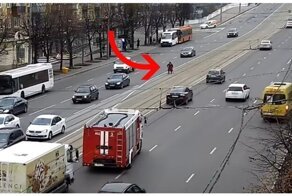 Пожарные помогли бабушке перейти через дорогу