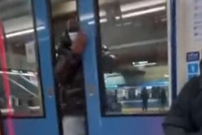 Опаздывающий на поезд пассажир прилег отдохнуть