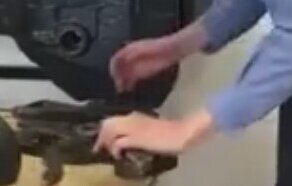 Хрупкая девушка и сцепка для вагонов