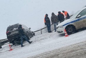Авария дня. В Череповце внедорожник пробил ограждение и едва не рухнул с моста