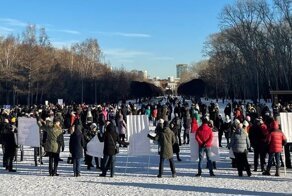В Екатеринбурге массовый пикет против вакцинации закончился песнями и хороводом