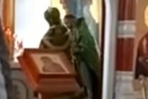 Епископ московского монастыря ударил по лбу священника во время литургии