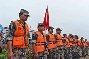 Старушка сорвалась с балкона 19-го этажа и уцелела