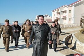 Северным корейцам запретили носить кожаные пальто
