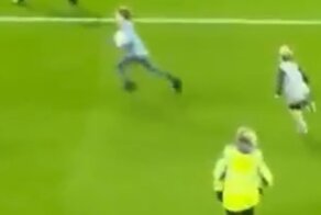 Добыл трофей:  Мальчик стащил футбольный мяч во время матча