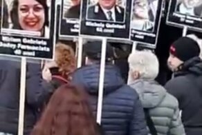 В итальянской Парме протестующие прошли колонной с портретами умерших после вакцинации