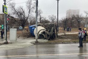 Авария дня. В Волгограде у автобетоносмесителя отказали тормоза