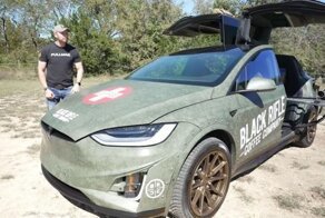 Безумная Tesla Model X с двумя пулеметами Гатлинга и кофемашиной