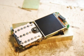 Моддинг телефона Samsung Е590 в стиле стимпанк (15 фото)