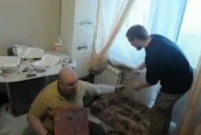 Российские стримеры ради донатов приковали мужчину к батарее и избивали его
