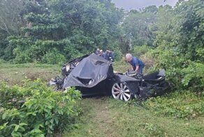 Tesla Model S упала со скалы в Пуэрто-Рико и превратилась в металлолом, а водитель получил лишь пару царапин